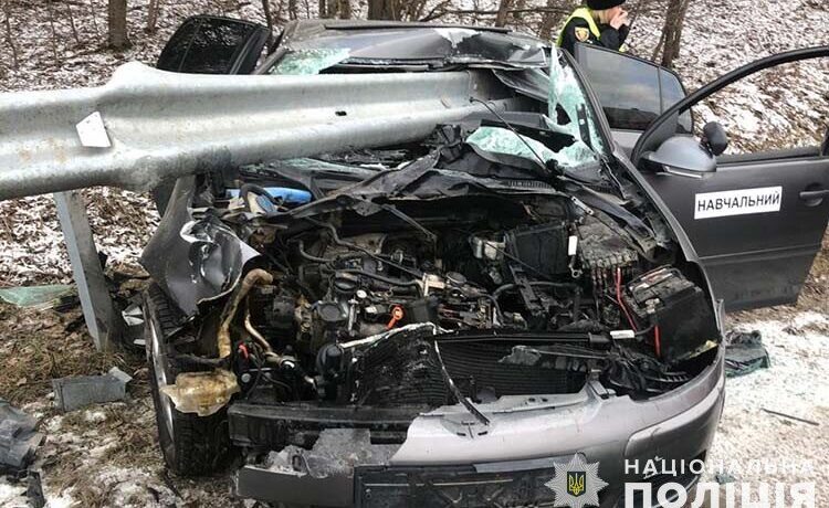 У Микулинцях водій на навчальному авто врізався у металевий відбійник і втік
