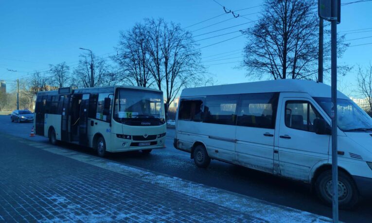 У Тернополі на "Алясці" маршрутка в'їхала в бус