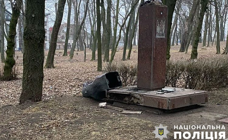 У Тернополі невідомі пошкодили знаки у Старому парку