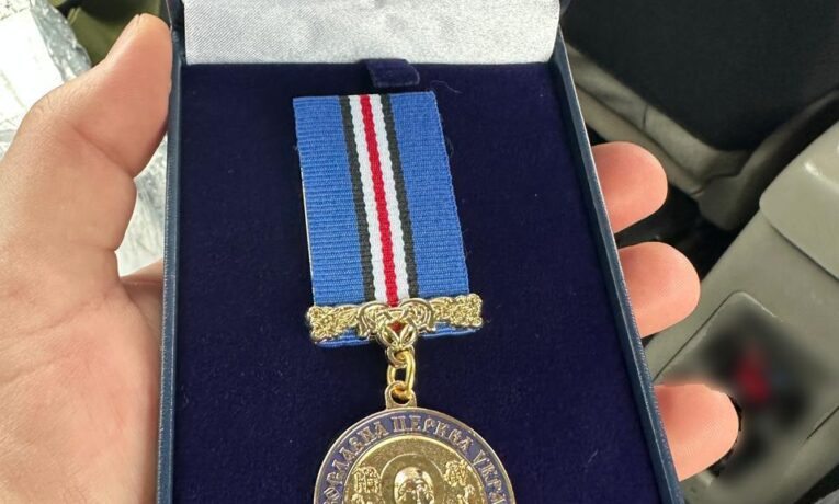 За любов і жертовність до України.