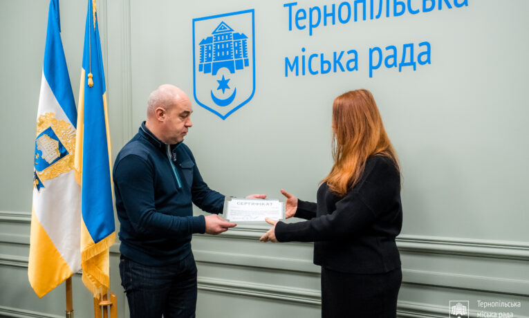 Двокімнатну квартиру від Тернополя передали родині, що втратила дім через ворожий дрон: Сергій Надал