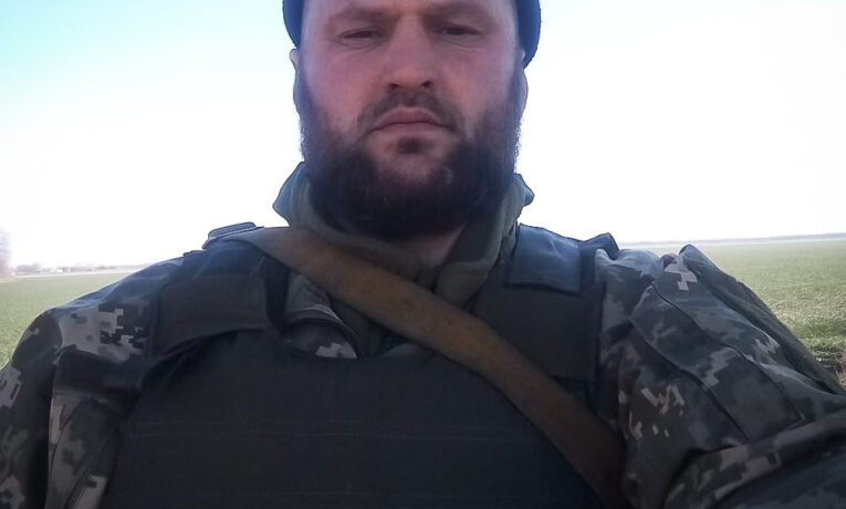 Ветеран війни охороняє школу і вирощує троянди на згадку про кохану