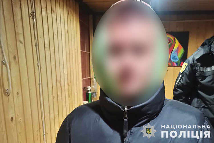 напав з сокирою
