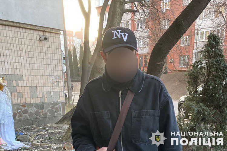 вкрав парфуми