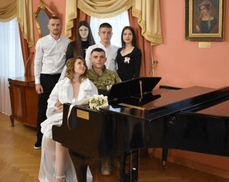 Військовий з Кременця повернувся у коротку відпустку, щоб одружитися з коханою