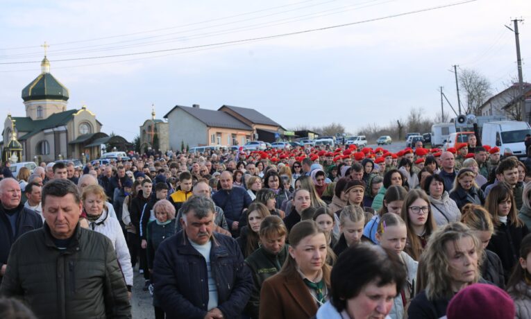 Хресна хода у Збаражі об’єднала сотні вірян у молитві за Україну