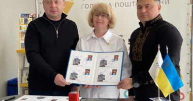У Тернополі погасили марку, присвячену роковинам трагедії в Маріупольському драмтеатрі