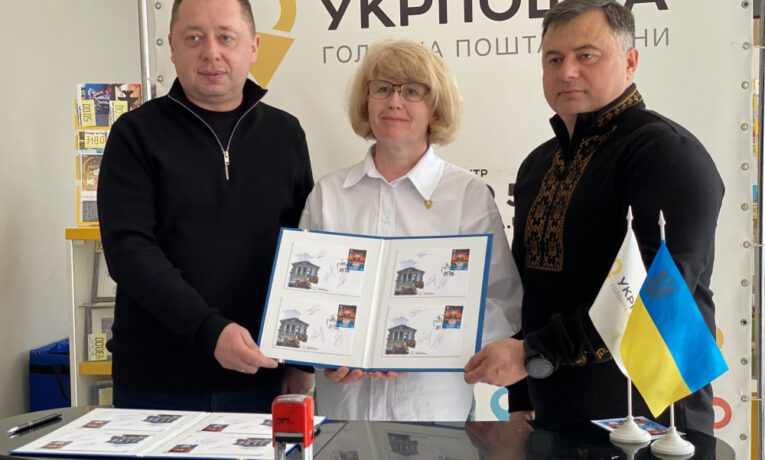 У Тернополі погасили марку, присвячену роковинам трагедії в Маріупольському драмтеатрі