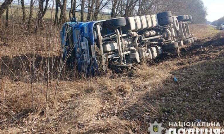 Біля Вишнівця перекинулась вантажівка DAF