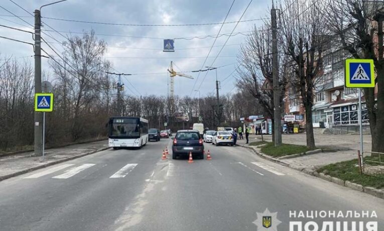 У Тернополі на пішохідному збили жінку