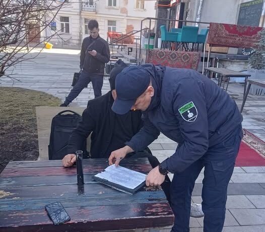 Муніципали оштрафували порушника за миття килимів у сквері Чорновола