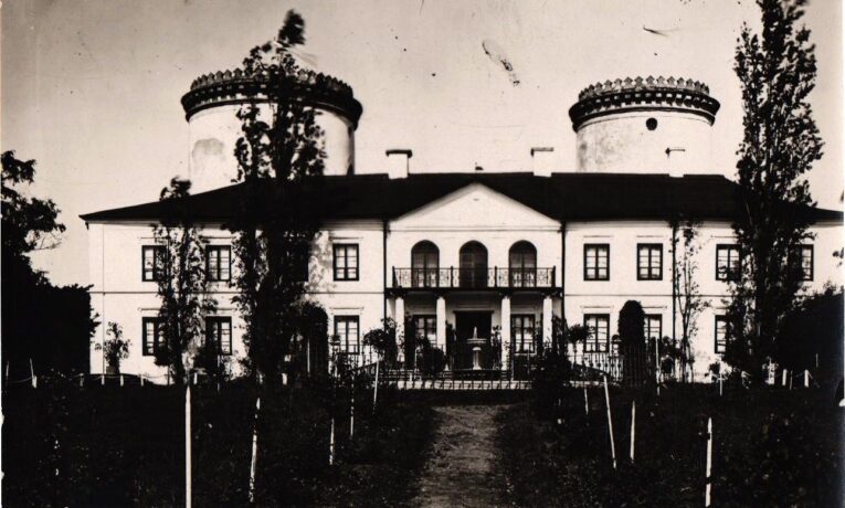 Червоногородський замок на невідомому столітньому фото