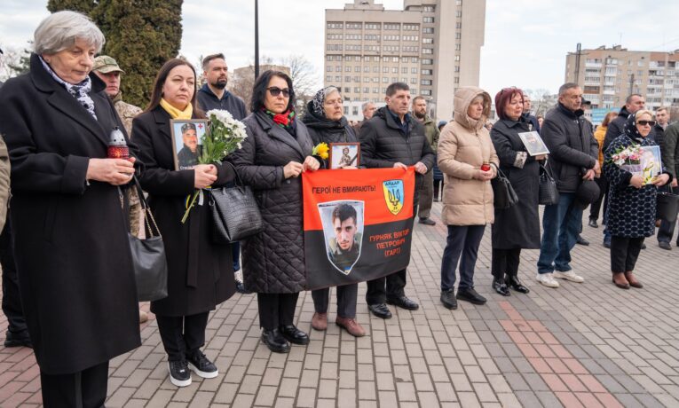 Сотні людей зібралися біля стели "Борцям за волю України", щоб віддати честь добровольцям, які борються за свободу України