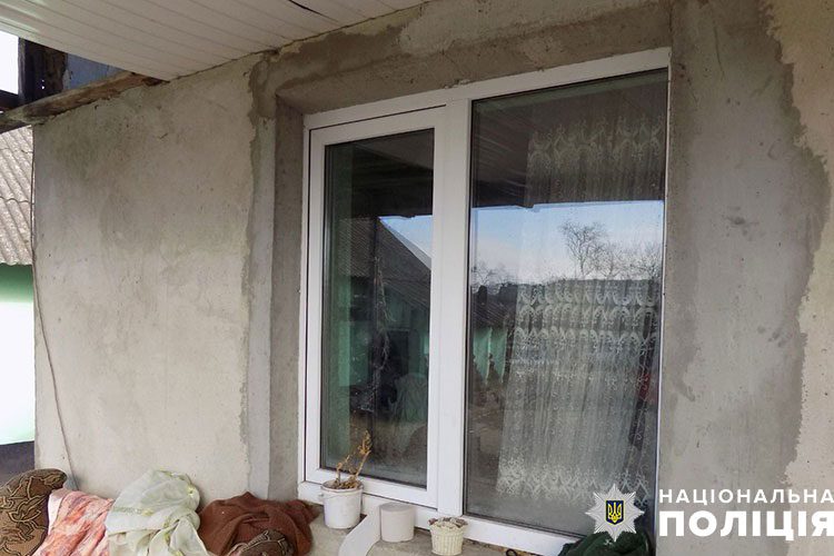 На Тернопільщині жінка обікрала племінника та втекла через вікно
