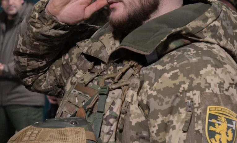 24-річний “Бостон” нищить ворога з САУ “Гвоздика” на передовій