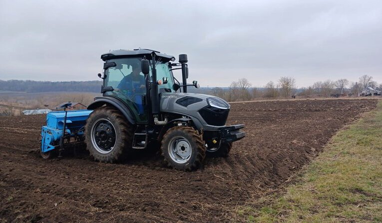 Село і трактор