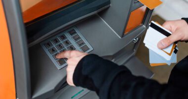 вкрав гроші в колеги