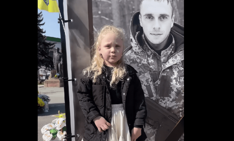 Донечка загиблого Героя із Чорткова Андрія Боруха зачитала вірш про свого татка