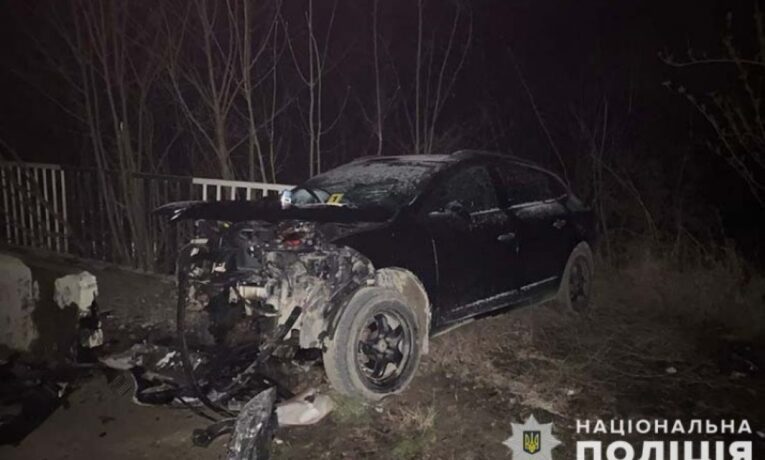На Тернопільщині вночі водій на авто влетів у бетонну плиту