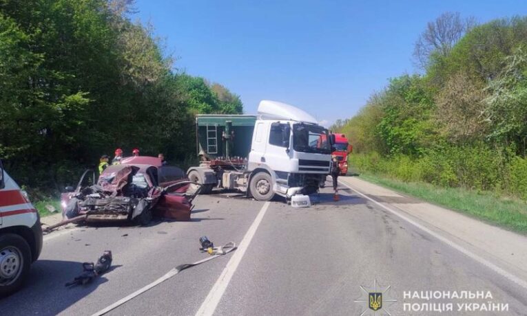 На Тернопільщині загинув водій, який на "Ланосі" виїхав на зустрічну і зіткнувся з вантажівкою