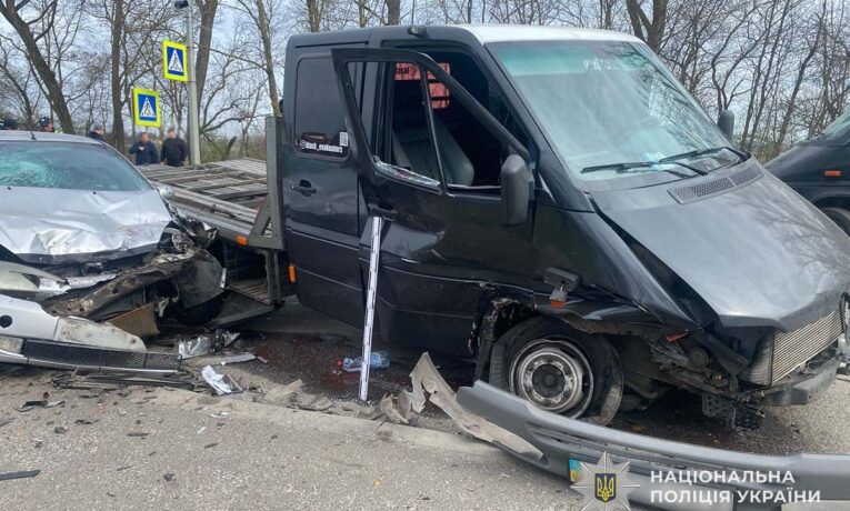 Біля Тернополя зіткнулися чотири автомобілі