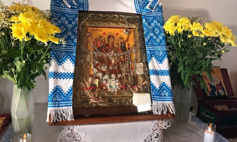 На Тернопільщині у храмі мироточить ікона "Всецариця"