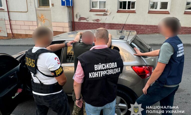 На Тернопільщині працівник ТЦК за 5000 доларів обіцяв звільнити чоловіка від військової служби