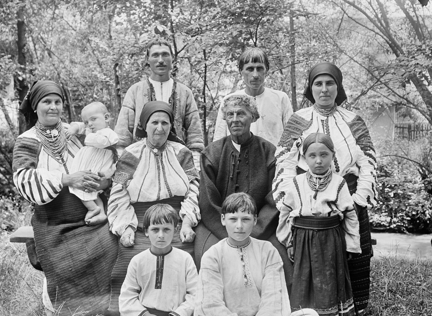 Родина з Тернопільщини на фото 1913 року