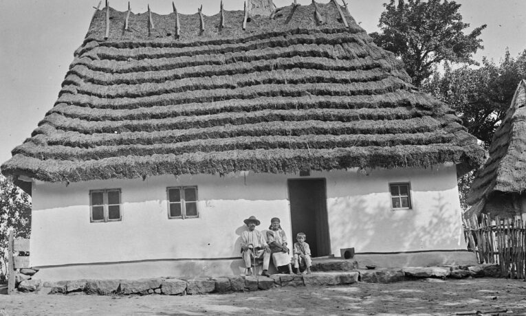 Родина перед хатиною в околицях Заліщиків