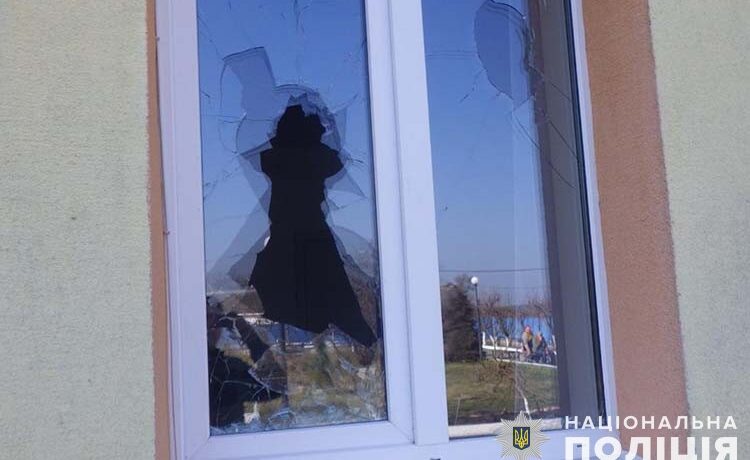 На Тернопільщині вночі молодик із палицею трощив вікна адмінбудівель