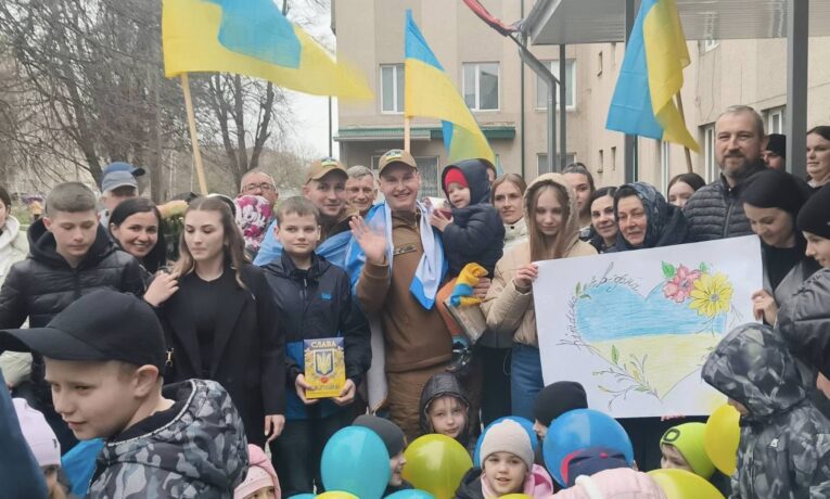 На Тернопільщину повернулися двоє військових, які були три роки у полоні
