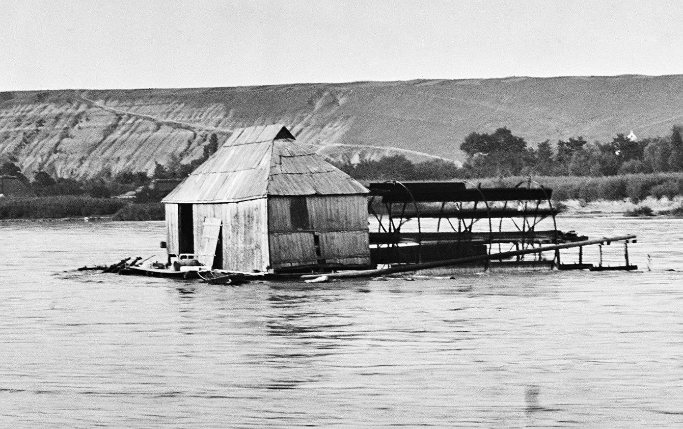 Плаваючий млин на Дністрі на фото 1907 року