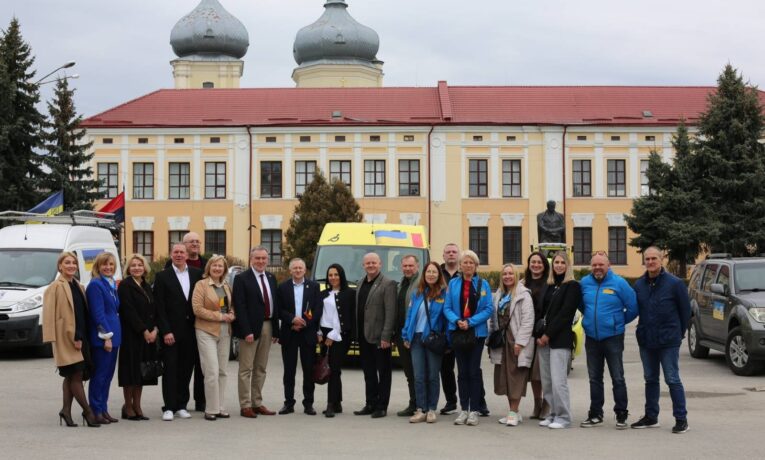 Чергова партія автомобілів для ЗСУ надійшла до Збаразького замку від бельгійських друзів