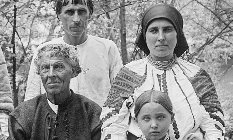 Родина з Тернопільщини на фото 1913 року