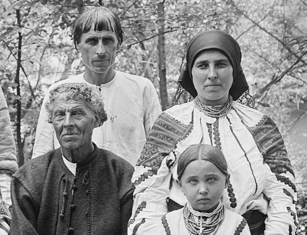 Родина з Тернопільщини на фото 1913 року