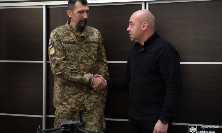 Від Тернополя передали квадрокоптери для 141-ї бригади