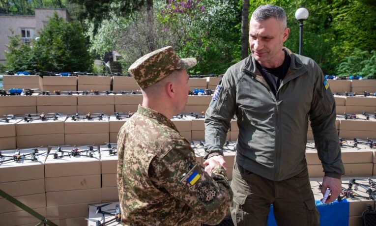 Кличко: столична громада передала на фронт допомогу – ще 2500 дронів, установки керування та РЕБ