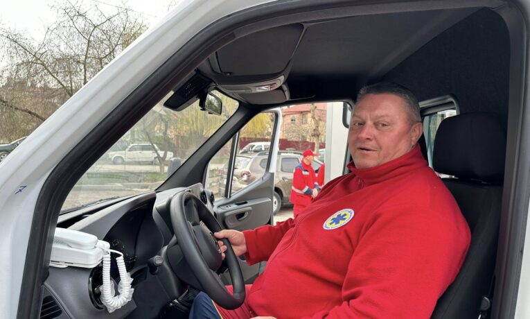 новий автомобіль швидкої допомоги