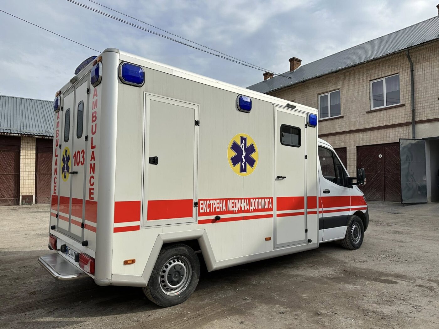 новий автомобіль швидкої допомоги