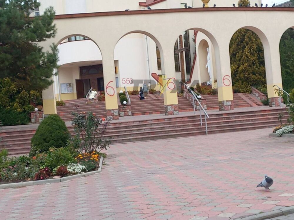 розмалював храми окультними символами