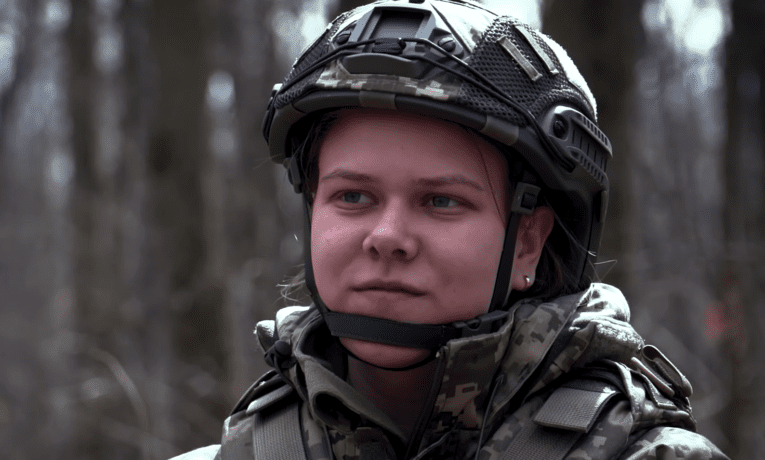 Захищати – це про гідність і віру в майбутнє, – 21-річна Вероніка підписала контракт із ЗСУ