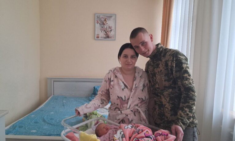 У Тернополі воїн, який повернувся з полону, вперше став батьком. Щире інтерв’ю молодого Захисника