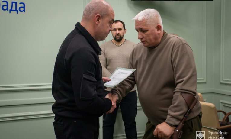 7 родин захисників з Тернополя отримають кошти від міста на власну справу