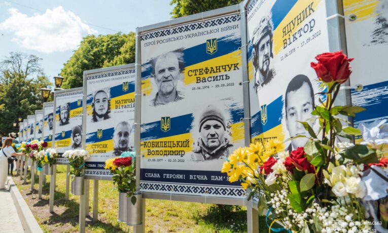 Тернополянин крав квіти та лампадки з алеї "Незламні"