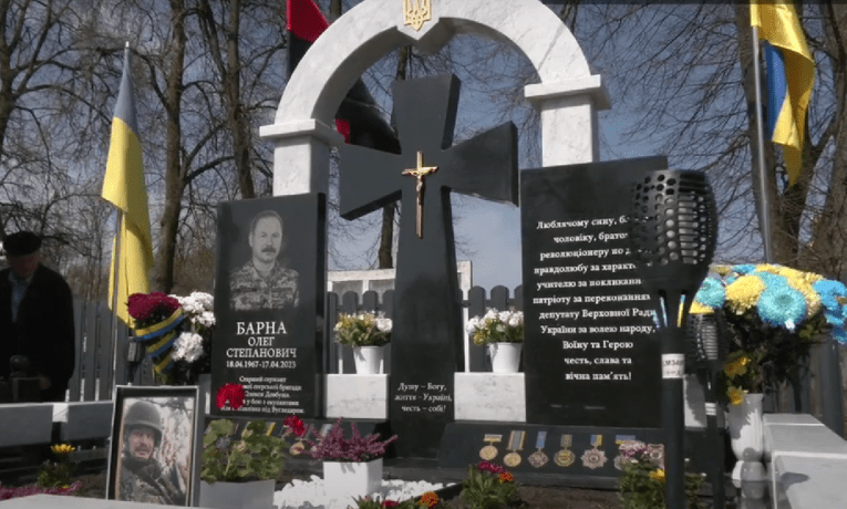 На Тернопільщині на могилі Олега Барни відкрили пам'ятник
