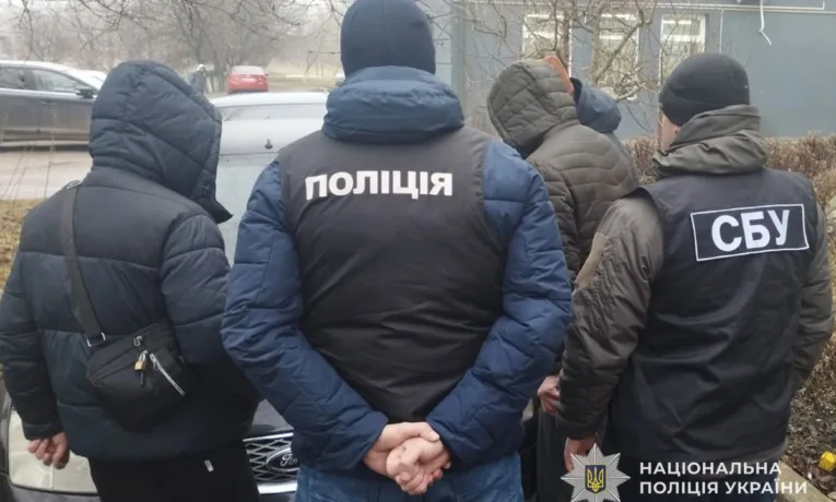 Пігулки, амфетамін і тисячі доларів: на Тернопільщині справу наркоугруповання передали до суду