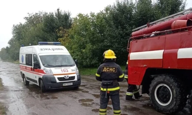 На Тернопільщині через погану дорогу “швидка” не змогла дістатися до пацієнта
