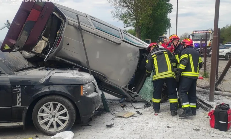 Карколомна ДТП біля Тернополя: одне авто застрягло на іншому