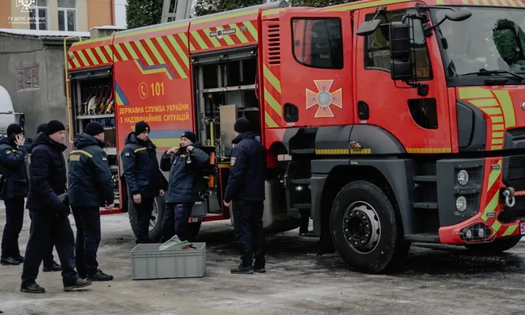 Масові обшуки у рятувальників Тернопільщини: виявили наркотики, зброю та готівку