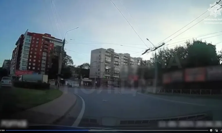 У Тернополі на Збаразькому кільці п’яний водій заїхав на клумбу